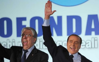 Berlusconi: "Mi attaccano tutti, ma non vinceranno". I VIDEO