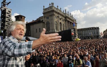 Grillo arringa Torino. E a Milano sarà "duetto" con J-Ax