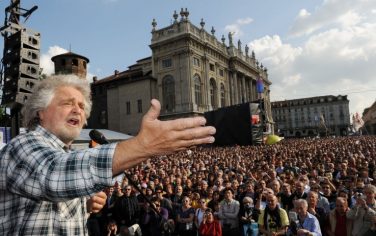 Il comizio di Beppe Grillo per sostenere il candidato del movimento cinque stelle questo pomeriggio 30 Aprile 2011 in Piazza Castello a Torino/ANSA/DI MARCO