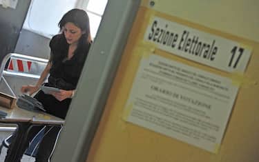 20110514 NAPOLI -POL- Preparativi nei seggi elettorali di Napoli per le elezioni del sindaco ANSA/CESARE ABBATE/