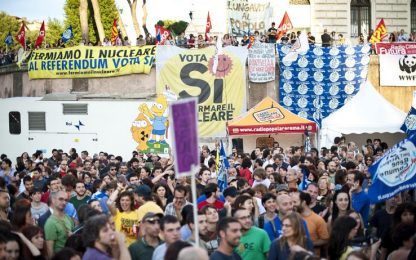 Referendum, nelle piazze italiane scoppia la festa