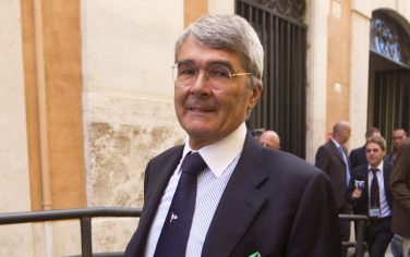 Il viceministro alle Infrastrutture e Trasporti, Roberto Castelli, in piazza Montecitorio al termine del dibattito politico alla Camera, in una foto del 29 settembre 2010 a Roma. ANSA/MASSIMO PERCOSSI