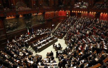 Moltissimi deputati si alzano in piedi ad applaudire l'intervento del Presidente del Consiglio Mario Monti in aula della Camera, oggi 18 novembre 2011 a Roma.
ANSA/ALESSANDRO DI MEO