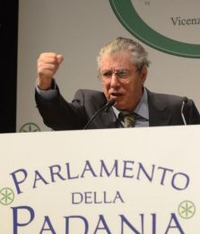 Bossi: "L'Italia sconfitta dalla storia. La Padania vincerà"