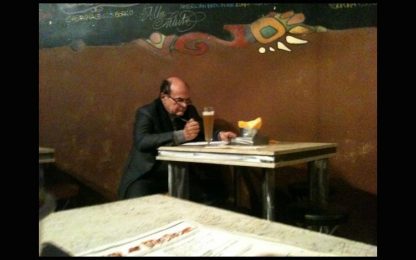 Bersani e la birra solitaria, lo scatto fa discutere sul web