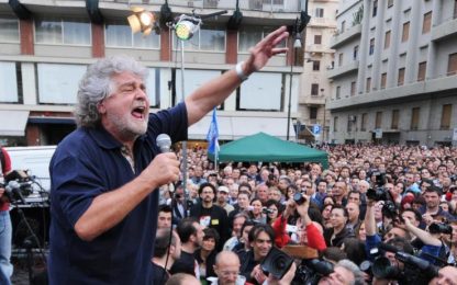 Grillo: “Tasse peggio della mafia”. Esplode la polemica