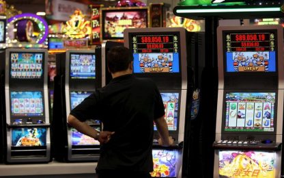 Decreto sanità, salta anche il limite alle slot machine