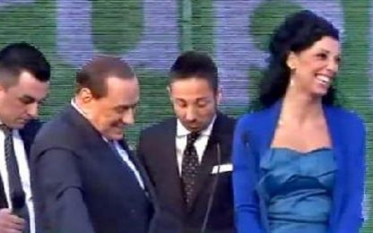 Berlusconi, allusioni e doppi sensi con un’impiegata. Video