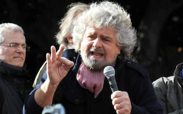 Grillo, nuovo attacco al Pd. Renzi: "Sbagliato inseguirlo"