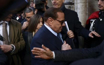 Berlusconi contestato replica: "Vergognatevi, stupidi"