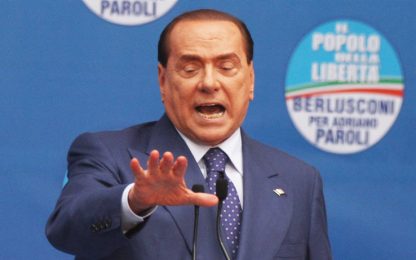 Berlusconi: "Toghe vogliono eliminarmi". Tensione in piazza