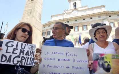 M5S, sit-in a Montecitorio dei fedelissimi di Grillo