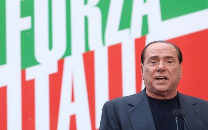 Berlusconi su Facebook: "Resisto, non mi faccio da parte"