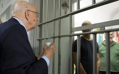 Napolitano: "Valutare amnistia e indulto". Scontro con M5S