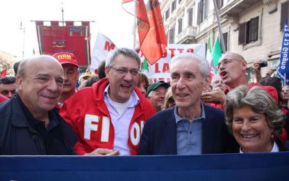 "Giù le mani dalla costituzione": migliaia in corteo a Roma