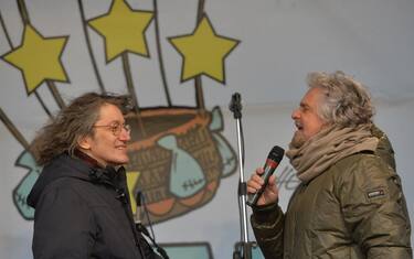 V-Day, migliaia in piazza. Grillo: Napolitano deve andarsene
