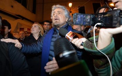 Comizio di Grillo davanti all'Ariston: "Renzi è il vuoto"