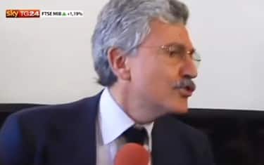 D'Alema a un giornalista: "Dice cose sciocche, la denuncio"