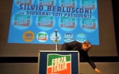 Genova, Berlusconi inciampa sul palco: colpa della sinistra