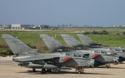 Raid in Iraq, Gentiloni: "Nessuna decisione". Pinotti: "Valutiamo nuovi ruoli per i nostri aerei"