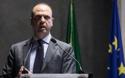 Referendum, Alfano apre al rinvio. Renzi: "Ipotesi surreale"