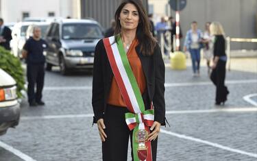 Roma, Raggi proclamata sindaco. Aperto fascicolo su consulenza