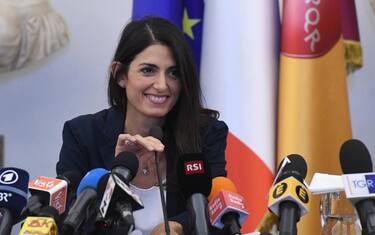 Raggi: "La mafia si annida nella gestione dei rifiuti indifferenziati"