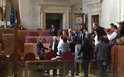 Roma, polemica in Aula sul caso Muraro: rissa sfiorata tra M5S e Pd