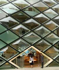 Prada, in Giappone licenziati “perché brutti e vecchi”