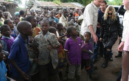 Madonna torna in Malawi con i figli adottivi