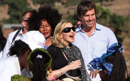 Madonna pone la prima pietra della sua scuola in Malawi