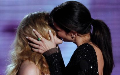 Sandra Bullock torna in pubblico con un bacio saffico