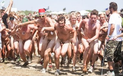 Danimarca, spettatori nudi al Roskilde Festival