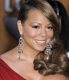Mariah Carey canta, balla, e scivola sul palco