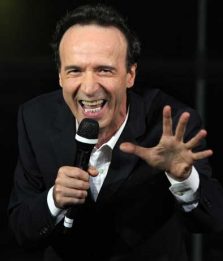Benigni canta Berlusconi e spopola sul web