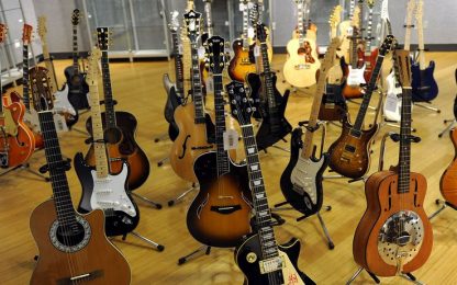 All'asta oltre 70 chitarre di Eric Clapton