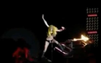 Quando i tacchi tradiscono: lo scivolone di Lady Gaga
