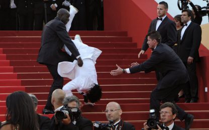 Cannes: fan acrobata di Belmondo invade il red carpet. VIDEO