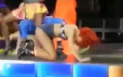 Rihanna cade sul palco durante un concerto. IL VIDEO