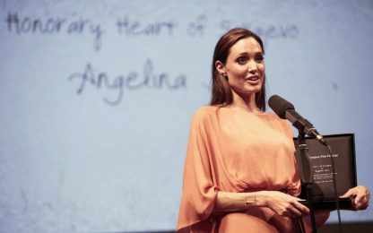 Angelina Jolie premiata a Sarajevo si commuove