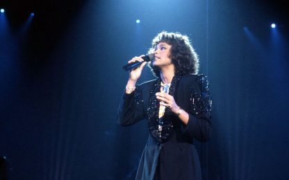 Addio Whitney, una vita tra musica e cinema