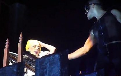 Lady Gaga colpita alla testa durante un concerto