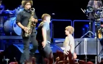 Australia, Springsteen duetta con un ragazzino. VIDEO