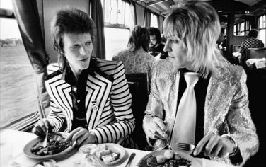 02_bowie_ronson_lunch_0n_the_train_1973_mickrock