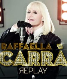 Raffaella Carrà torna con 'Replay' e vola in classifica