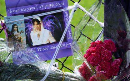 Prince, funerali in forma privata per il principe del pop