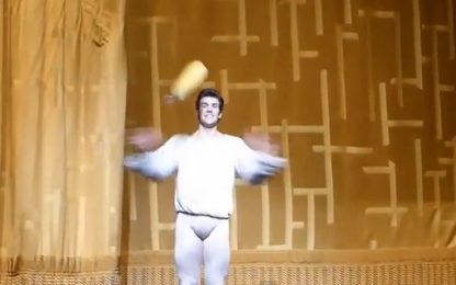Roberto Bolle centrato da un peluche sul palco del Metropolitan. VIDEO
