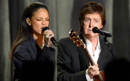 La strana coppia: Paul McCartney e Rihanna duettano al "Desert Trip"