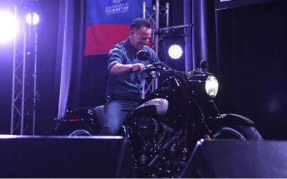 La moto va in panne, Bruce Springsteen soccorso da un gruppo di biker