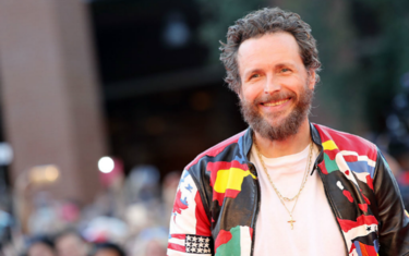 Jovanotti dona 15 quintali di crocchette al canile di Ossaia